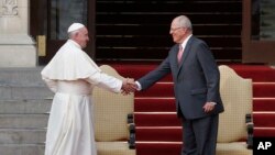 El presidente del Perú Pedro Pablo Kuczynski recibe al papa Francisco en el palacio de gobierno en Lima, Perú. Enero 19, 2018.