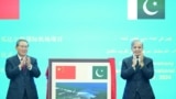 Perdana Menteri Pakistan Shehbaz Sharif (kanan) dan Perdana Menteri China Li Qiang meresmikan Bandara Internasional Gwadar yang terletak di provinsi Balochistan, Pakistan, pada 14 Oktober 2024. (Foto: PTV)