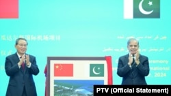 Perdana Menteri Pakistan Shehbaz Sharif (kanan) dan Perdana Menteri China Li Qiang meresmikan Bandara Internasional Gwadar yang terletak di provinsi Balochistan, Pakistan, pada 14 Oktober 2024. (Foto: PTV)