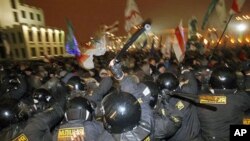 Riot police clash with demonstrators trying to storm the government building in the Belarusian capital, Minsk, 19 Dec 2010