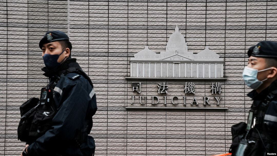 FILE: Polisi berjaga di luar Pengadilan West Kowloon Magistrates selama persidangan keamanan nasional maestro media Jimmy Lai, pendiri Apple Daily, di Hong Kong, 18 Desember 2023. (REUTERS/Lam Yik)