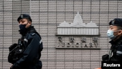 资料照：香港警察在正在审理香港壹传媒创办人黎智英案的香港西九龙法院外站岗。（2023年12月18日）