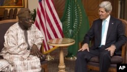 Sakataren harkokin waje John Kerry, yana ganawa da shugaban hukumar bincike ta Tarayyar Afirka kan Sudan ta Kudu, tsohon shugaba Olusegun Obasanjo na Najeriya jumma'a a Addis Ababa