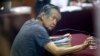 El enfermo expresidente peruano Alberto Fujimori, fotografiado a través de una ventana de cristal, asiste a su juicio en una base policial en las afueras de Lima, el 23 de abril de 2014. En octubre de 2023 volvió a pedir su liberación.