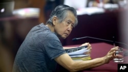 El enfermo expresidente peruano Alberto Fujimori, fotografiado a través de una ventana de cristal, asiste a su juicio en una base policial en las afueras de Lima, el 23 de abril de 2014. En octubre de 2023 volvió a pedir su liberación.