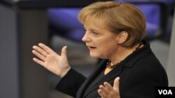 Angela Merkel memperingatkan negara-negara Eurozone: krisis finansial Yunani merupakan ancaman signifikan.