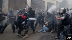 Polisi antihuru-hara bentrok dengan demonstran antipemerintah di Beirut, Lebanon, 1 September 2020. (Foto: dok).