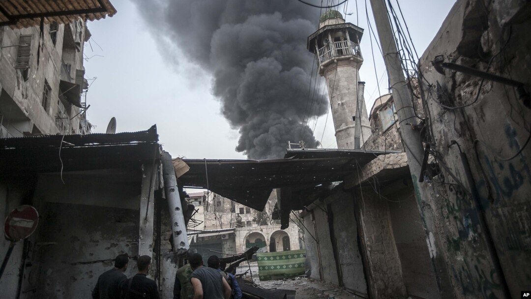 Khói bốc lên sau các vụ pháo kích vào thị trấn Jedida trong thành phố Aleppo.