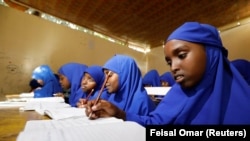  Siswa sekolah dasar di sekolah zona Banadir di Mogadishu, Somalia, 22 September 2019. (Foto: REUTERS/Feisal Omar)