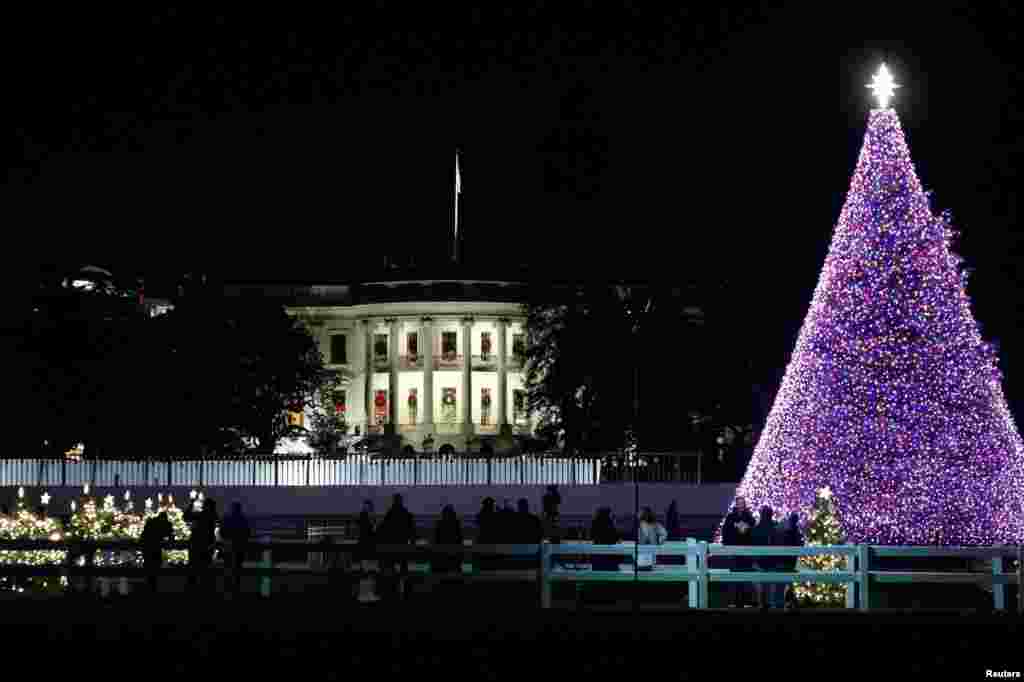 El &#193;rbol Nacional de Navidad est&#225; iluminado fuera de la Casa Blanca en Washington, EE.UU., el 3 de diciembre de 2020. [Reuters]