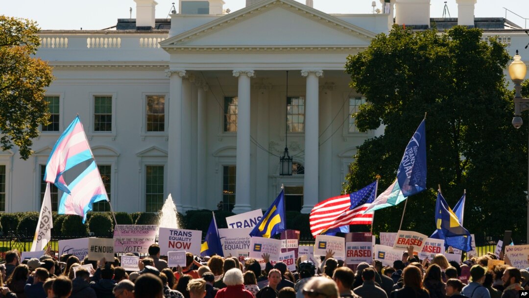 Pusat Kesetaraan Gender Nasional (NTCE) dan Kampanye Hak-hak Asasi Manusia berunjuk rasa di Pennsylvania Avenue di depan Gedung Putih di Washington, 22 Oktober 2018.
