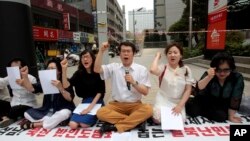 시진핑 중국 국가주석의 한국 방문을 하루 앞둔 2일, 서울 주재 중국대사관 앞에서 탈북자와 인권단체 관계자들이 중국의 탈북자 강제 북송 중단을 요구하는 시위를 벌였다. (자료사진)