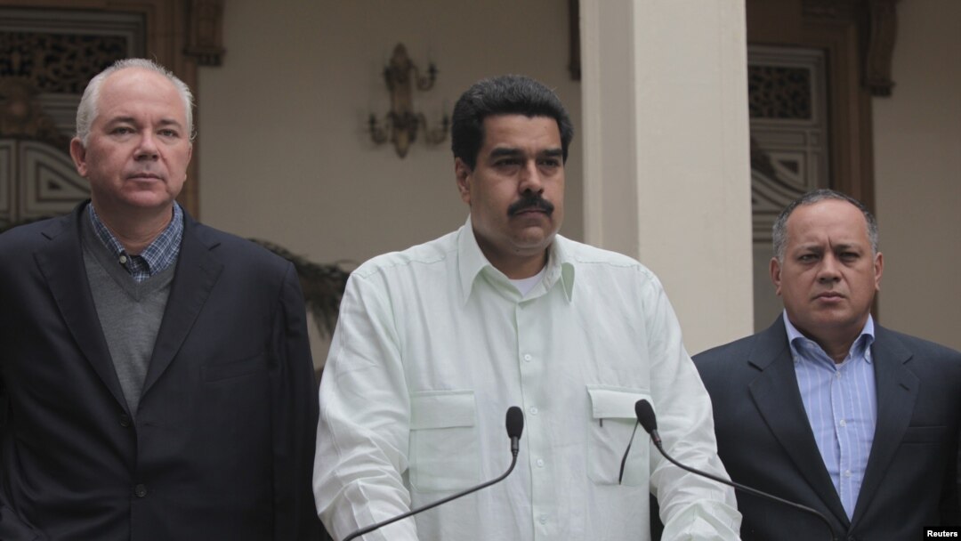 Wakil Presiden Venezuela Nicolas Maduro (tengah), diapit oleh dua anggota kabinetnya, memberikan keterangan terkait kesehatan Presiden Venezuela Hugo Chavez di Caracas (Foto: dok). 