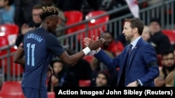 Tammy Abraham salue son coach Gareth Southgate à sa sortie du terrain lors du match amical Angleterre / Allemagne au Stade de Wembley à Londres, Grande-Bretagne le 10 novembre 2017.