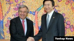 윤병세 한국 외교부장관(오른쪽)이 15일 한국 외교부를 방문한 안토니오 구테레스 유엔 난민최고대표와 악수하고 있다.