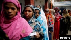방글라데시 여성 유권자들이 5일 총선거일을 맞아 한 투표소에서 투표를 하기 위해 줄을 서고 있다.