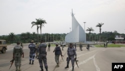 Patrouille de gendarmes gabonais sur la place de la démocratie à Libreville le 7 janvier 2018.