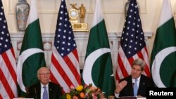 Menlu AS John Kerry (kanan) dan Penasihat Keamanan Nasional dan Urusan Luar Negeri Pakistan, Sartaj Aziz dalam pembukaan pembicaraan bilateral di Washington (27/1).
