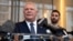 ARCHIVO - El primer ministro de Ontario, Doug Ford (c), habla a los periodistas mientras Stephen Lecce (d), ministro de Energía y Electrificación de Ontario, escucha después de un evento con la Cámara de Comercio de EEUU, el martes 11 de febrero de 2025, en Washington. 