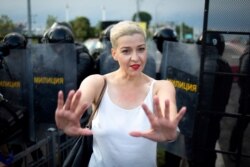La opositora bielorrusa Maria Koleskinova frente a agentes de seguridad durante una manifestación en Minsk el 30 de agosto de 2020.