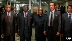 South African President Jacob Zuma (L), Zimbabwean President Robert Mugabe (2nd L), Lesotho Prime Minister Tom Thabane (C) and Botswana President Ian Khama (2nd R) stand for a group photo following an emergency meeting on the current situation in Lesotho, Sept. 15, 2014.