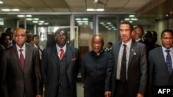 South African President Jacob Zuma (L), Zimbabwean President Robert Mugabe (2nd L), Lesotho Prime Minister Tom Thabane (C) and Botswana President Ian Khama (2nd R) stand for a group photo following an emergency meeting Lesotho in Pretoria Sept. 15, 2014.