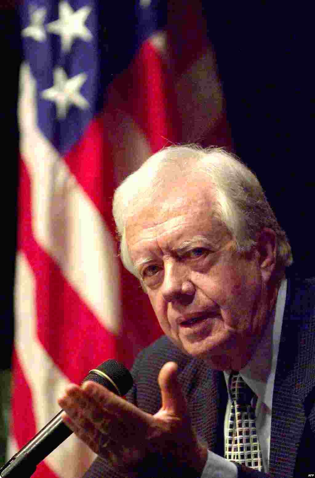 Jimmy Carter lors d'une conférence de presse le 1er avril 1999 durant sa visite dans la capitale indonésienne. (Photo par Emmanuel DUNAND / AFP)