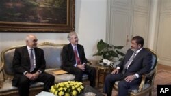Egyptian Foreign Minister Mohammed Kamel Amr, left, meets woth U.S. Undersecretary of State William Burns, center, and President Mohammed Morsi, right, at the Presidential palace in Cairo, Egypt, Sunday, July 8, 2012.