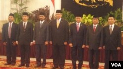 Presiden SBY didampingi Wakil Presiden Boediono saat melantik para pimpinan KPK yang baru di Istana Negara (16/12).