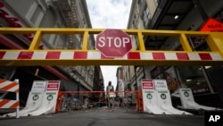 Palang penghalang yang baru tampak terpasang di area Bourbon Street di sebelah memorial untuk para korban serangan tahun baru di New Orleans, pada 31 Januari 2025. (Foto: AP/Gerald Herbert)