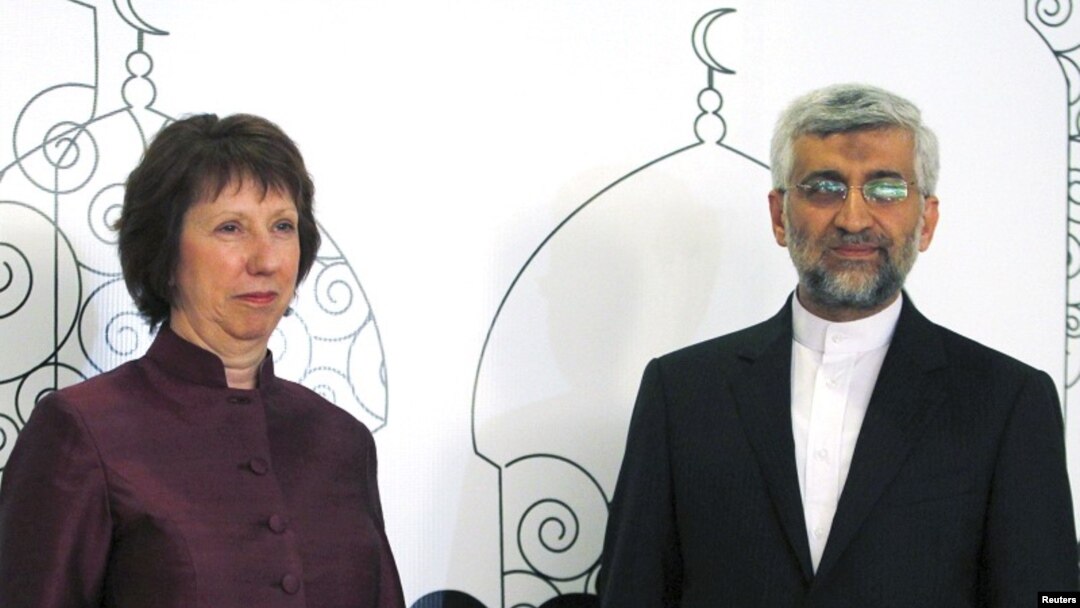 Catherine Ashton (kiri) dan ketua perunding Iran, Saeed Jalili berpose untuk media sebelum pembicaraan di Baghdad (23/5). Kedua pihak sepakat untuk melanjutkan pembicaraan di Moskow.