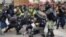 香港聲援維吾爾族人集會爆發警民衝突，有防暴警察拔出真槍示警。(攝影: 美國之音湯惠芸）