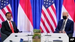 အမေရိကန် သမ္မတ Joe Biden နဲ့ အင်ဒိုနီးရှား သမ္မတ Joko Widodo တို့ စကော့တလန်၊ Edinburg မြို့မှာ သီးခြားတွေ့ဆုံ ဆွေးနွေး။ နိုဝင်ဘာလ ၁၊ ၂၀၂၁။ (ဓာတ်ပုံ AP) 