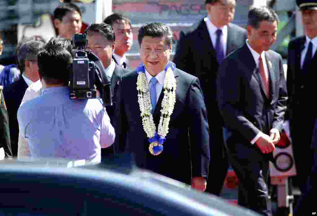 Presiden China Xi Jinping tiba di KTT APEC di Manila, Filipina (17/11). (AP/Wally Santana)