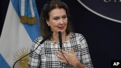 ARCHIVO - La canciller de Argentina, Diana Mondino, asiste a una conferencia de prensa en la Casa Rosada, sede del gobierno, junto al secretario de Estado de EEUU, Antony Blinken, en Buenos Aires, Argentina, el viernes 23 de febrero de 2024. (Foto AP/Gustavo Garello).