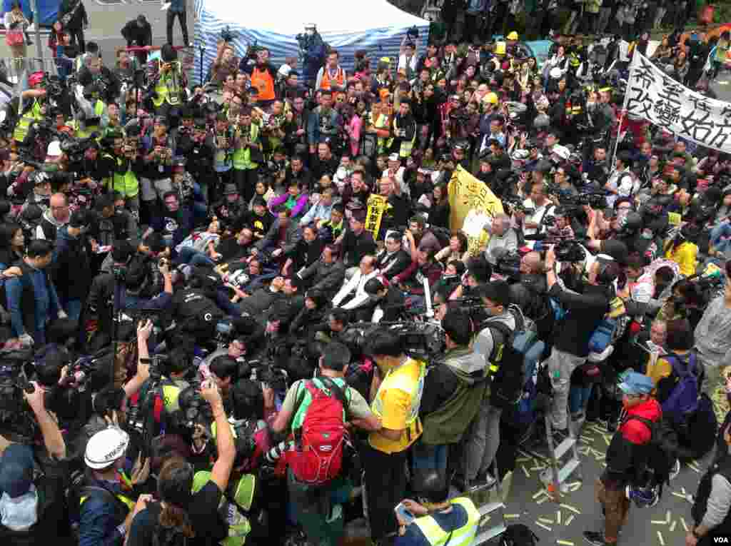 香港警方12月11日全面清场金钟占领区（美国之音海彦拍摄）