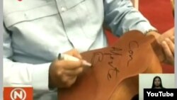 El presidente en disputa Nicolás Maduro firmó y regaló una guitarra al músico británico Roger Waters, por respaldar su mandato y criticar postura de EE.UU. respecto a la crisis en Venezuela.