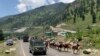 Suasana di Gagangeer, timur laut Srinagar, Kashmir yang dikuasai India, saat konvoi tentara India bergerak di jalan raya Srinagar-Ladakh, 18 Juni 2020. (Foto: dok).