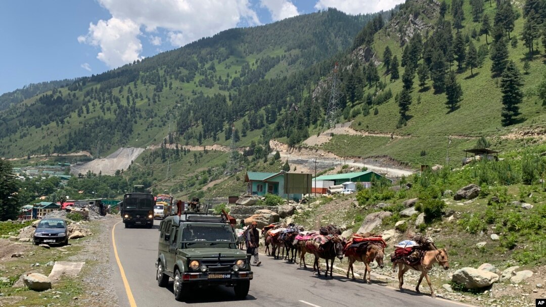 Suasana di Gagangeer, timur laut Srinagar, Kashmir yang dikuasai India, saat konvoi tentara India bergerak di jalan raya Srinagar-Ladakh, 18 Juni 2020. (Foto: dok).