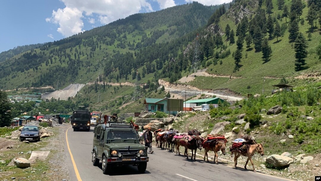 Tentara India di Gangangeer, timur laut Srinagar, Kashmir yang dikuasai India, Kamis, 18 Juni 2020.