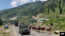 Tentara India di Gangangeer, timur laut Srinagar, Kashmir yang dikuasai India, Kamis, 18 Juni 2020.