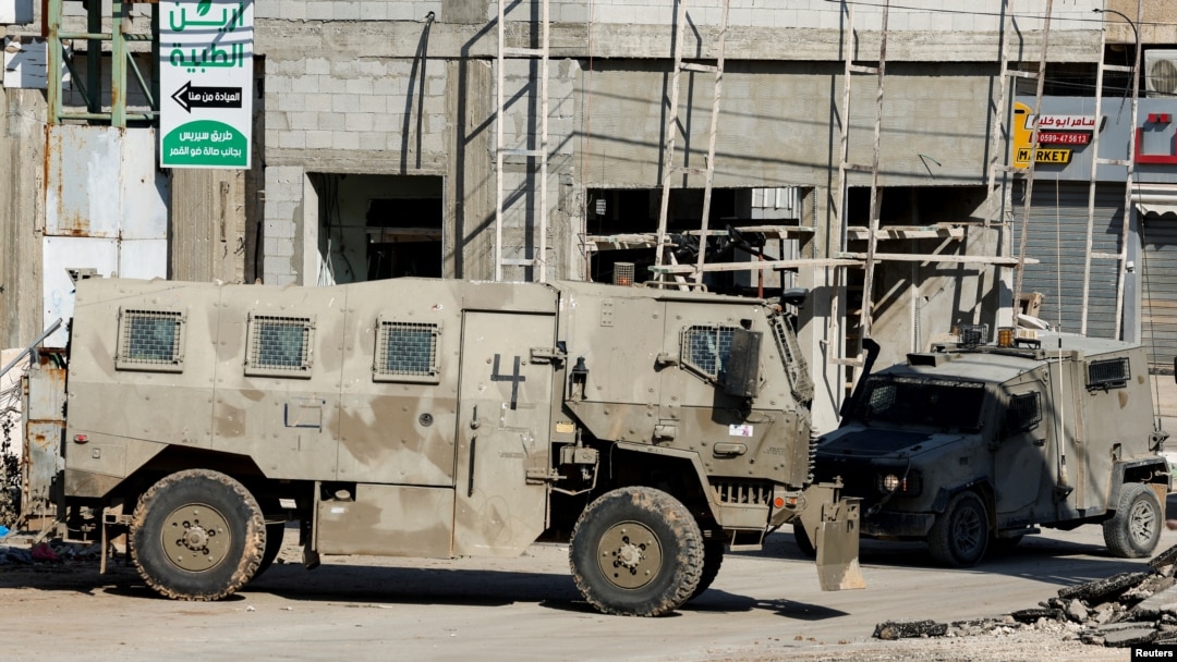 Израелски воени возила оперираат за време на рацијата во камп на Западниот Брег окупиран од Израел, 7 јануари 2025 година