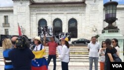 En el marco del inicio de las audiencias grupos de venezolanos en Washington, DC llegaron hasta la sede de la OEA para protagonizar protestas pacíficas en la que claman justicia y democracia en Venezuela. [Foto: Irene Serrano, VOA].