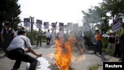 朝鲜海外组织在板门店停战村附近焚烧金正恩模拟像（2015年8月11日）