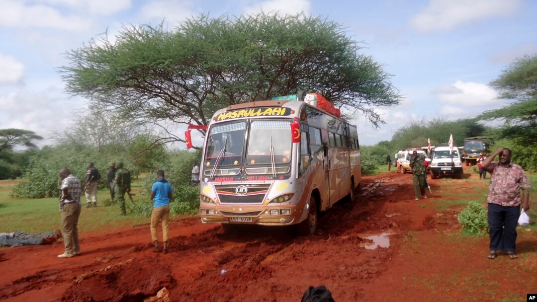 Polisi dan tentara Kenya di lokasi serangan terhadap sebuah bus di pinggir kota Mandera, dekat perbatasan dengan Somalia (22/11). 