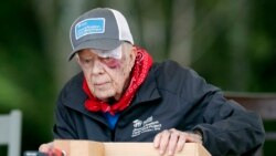 Predsednik Džimi Karter dan posle povrede glave učestvuje u humanitarnom projektu izgradnje kuća u saradnji sa organizacijom Habitat for Humanity, 7. oktobra u Nešvilu u Tenesiju.