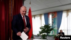 Presiden Belarus Alexander Lukashenko saat memasukkan surat suaranya ke dalam kotak penitipan suara di sebuah TPS saat Pemilihan Anggota Parlemen di Minsk, Belarus, 17 November 2019. (Foto: dok).