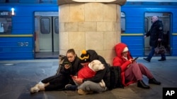 Люди на станции метро, используемой в качестве бомбоубежища во время ракетного обстрела в Киеве, Украина, 29 декабря 2022 года.