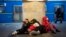 Люди на станции метро, используемой в качестве бомбоубежища во время ракетного обстрела в Киеве, Украина, 29 декабря 2022 года.