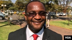 Munyori mukuru weMDC, VaDouglas Mwonzoravanoti vakashanyira jeri rekuChikurubi uye kudare ramejasitiriti muHarare.